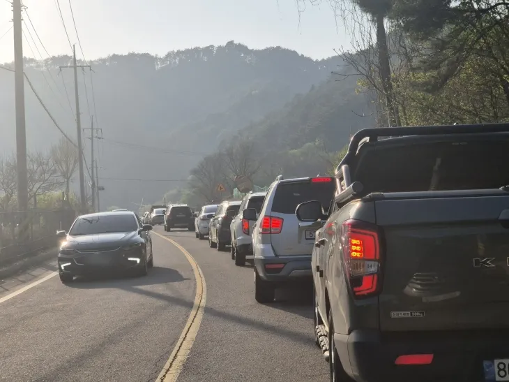 26일 오후 강원 인제군 상남면 한 야산에서 발생한 산불로 인근 도로에 극심한 차량 정체가 이어지고 있다. 2025.4.26 연합뉴스