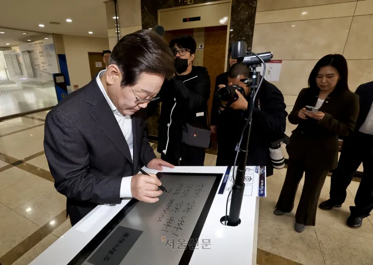 이재명 더불어민주당 대선 경선 후보가 17일 대전 유성구 국방과학연구소(ADD)에서 열린 현장간담회에 앞서 방명록을 작성하고 있다. 2025.4.17 대전 국회사진기자단