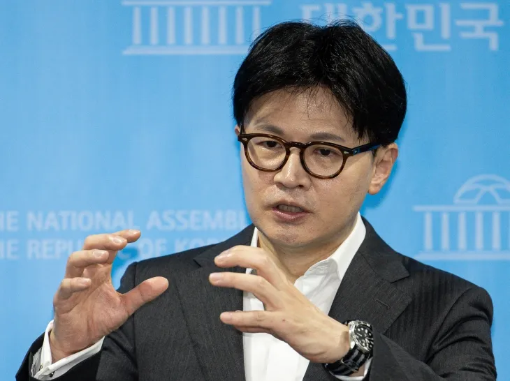 한동훈 국민의힘 대선 경선 후보가 22일 오전 서울 여의도 국회 소통관에서 정책 비전발표를 마친 후 취재진 질문에 답변하고 있다. 2025.4.22 뉴스1