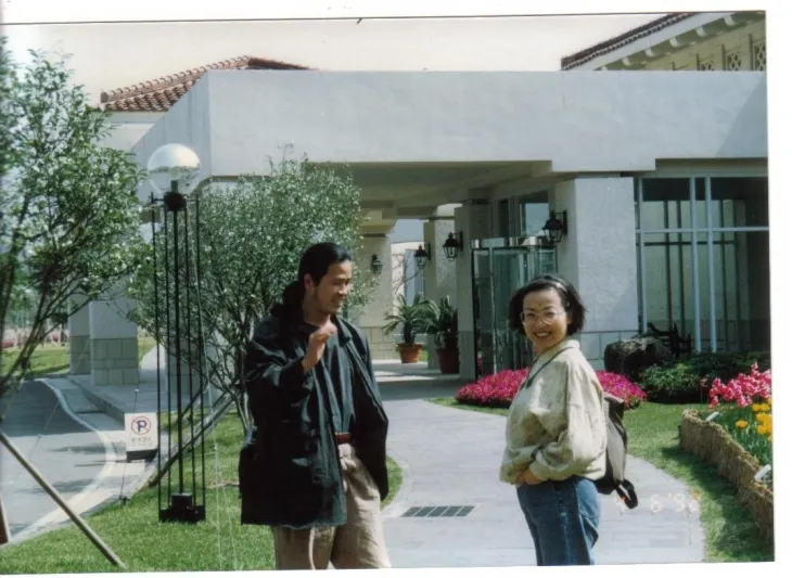 1992년 서귀포 한 호텔 앞에서 양인자 씨가 김영갑 선생과 찍은 사진. 김영갑갤러리 두모악 제공