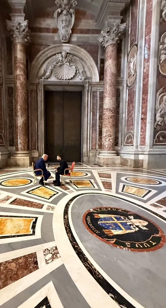 26일 프란치스코 교황의 장례식에 참가한 도널드 트럼프(왼쪽) 미국 대통령과 블라디미르 젤렌스키 대통령이 통역없이 회담을 갖고 있다. 트루스 소셜 캡처