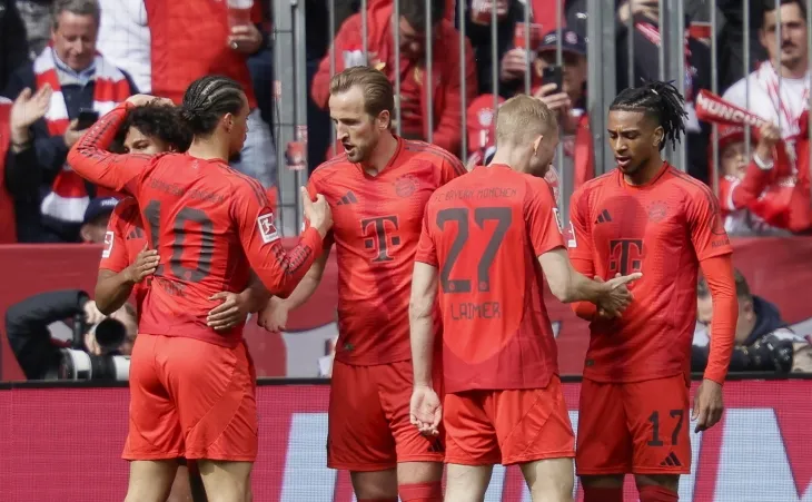 바이에른 뮌헨 선수들이 27일(한국시간) 독일 뮌헨의 알리안츠 아레나에서 끝난 2024~25 분데스리가 31라운드 마인츠와의 홈 경기에서 득점한 뒤 기뻐하고 있다. EPA 연합뉴스