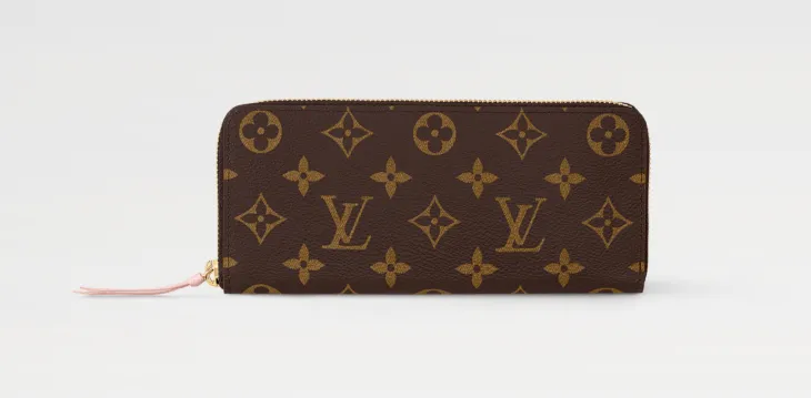 크리스티 놈 미국 국토안보부 장관이 도난당한 구찌 숄더백 안에는 현금 3000달러(약 430만원)과 운전면허증, 아파트 열쇠, 여권 외에 620달러(약 90만원)짜리 루이비통 지갑도 들어있던 것으로 알려졌다. 루이비통 홈페이지 캡처