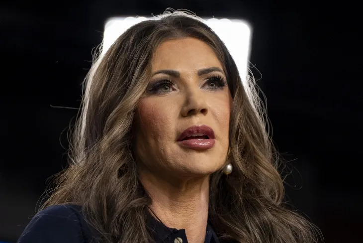 크리스티 놈 미국 국토안보부 장관이 워싱턴DC 이민세관단속국(ICE) 본부에서 이민범죄피해자지원센터(VOICE)의 재출범을 알리는 기자회견을 하고 있다. 2025.4.9 AP 연합뉴스