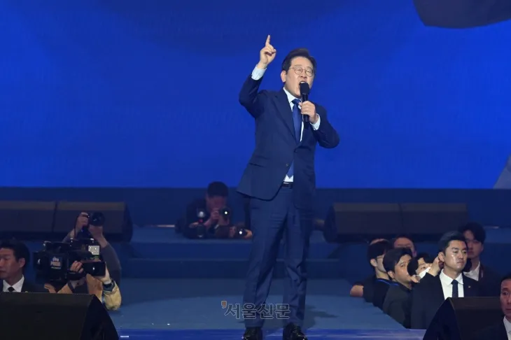 더불어민주당 대선 후보로 선출된 이재명 후보가 27일 경기 고양시 킨텍스에서 열린 ‘제21대 대통령선거 후보자 선출을 위한 수도권·강원·제주 경선 및 최종 후보자 선출 대회’에서 수락 연설을 하고 있다. 2025.4.27 안주영 전문기자