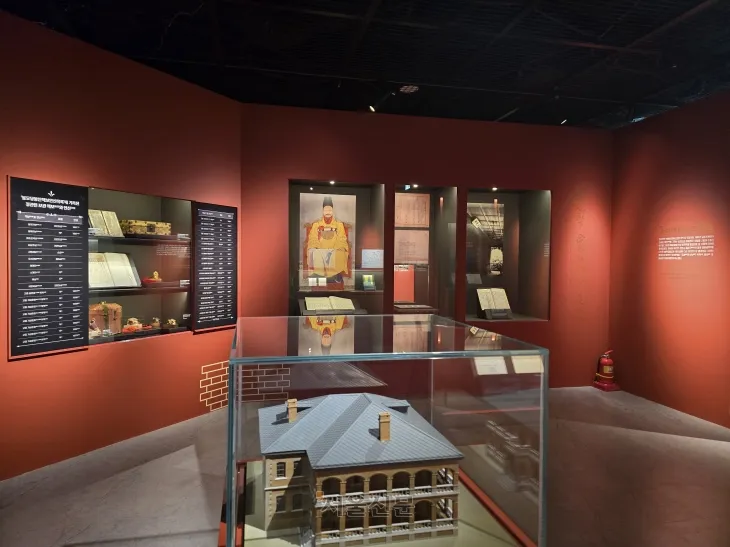 특별전 ‘대한제국 황궁에 선 양관-만나고, 간직하다’가 열리고 있는 돈덕전 내부 모습. 과거 정관헌에 보관됐던 대군주보, 영친왕 황태자 책봉 금보, 순정효황후 황후 추봉 금책 등이 전시돼 있다.