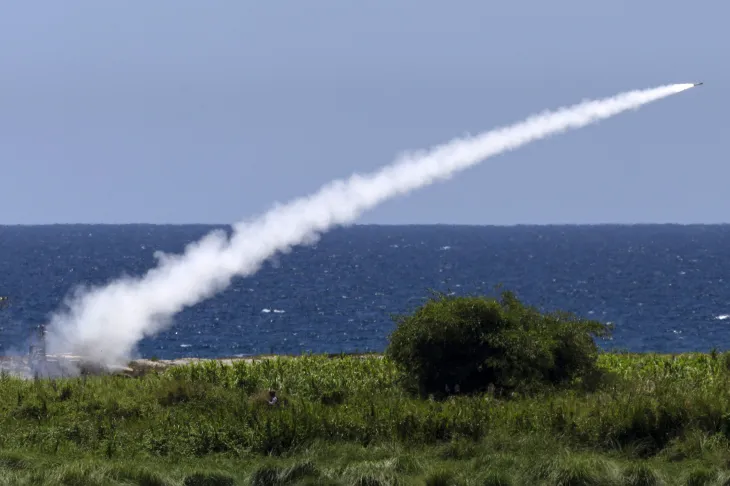 미 해병대의 해병 항공 방어 통합 시스템(MADIS)이 27일 필리핀·미국 합동 군사 훈련인 ‘발리카탄’의 일환으로 필리핀 잠발레스주 산 안토니오 마을에 위치한 필리핀 해군 캠프에서 통합 항공 및 미사일 방어 훈련을 실시하며 지대공 미사일을 발사하고 있다. ‘발리카탄’은 ‘어깨를 나란히’라는 의미로, 필리핀 전역에서 실시되며 약 5000명의 필리핀 병력과 약 1만명의 미군이 참가한다. 잠발레스 EPA 연합뉴스