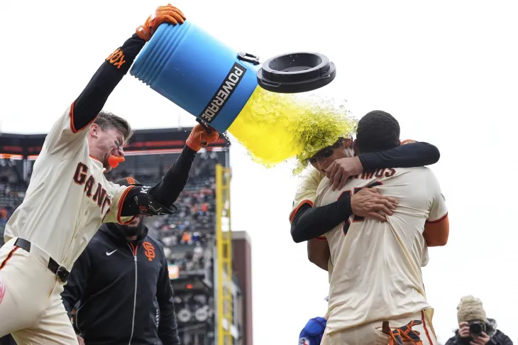 9회 말 엘리오트 라모스의 끝내기 득점 직후 이정후(가운데)를 끌어 안고 승리를 자축하고 있는 라모스(왼쪽)에게 팀 동료 크리스천 코스가 음료수를 통째 퍼붓고 있다. 샌프란시스코 AP 연합뉴스