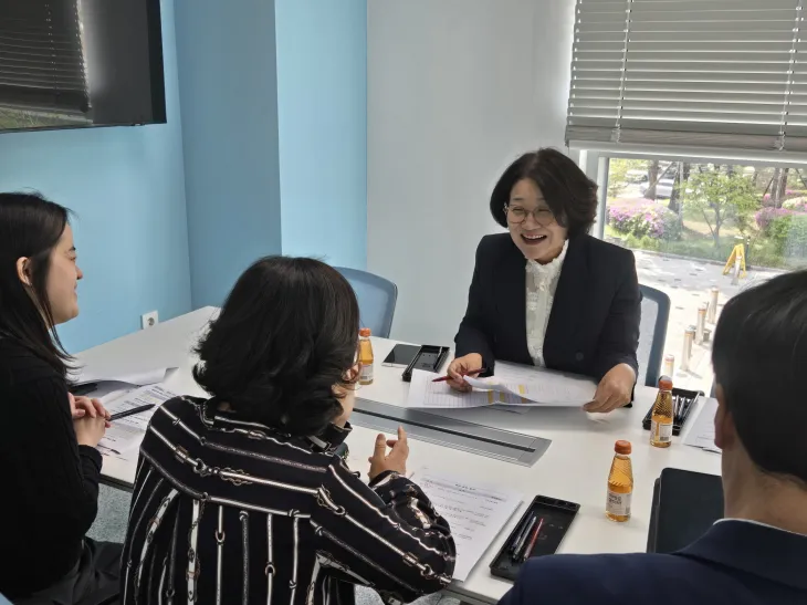 신미숙 의원이 4월 24일 회의에서 화성오산교육지원청 학생배치팀 관계자와 2026학년도 화성 동부지역 일반고 학생배치 계획상의 수치와 데이터 간 정합성을 확인하고 관련 논의를 진행하고 있다.