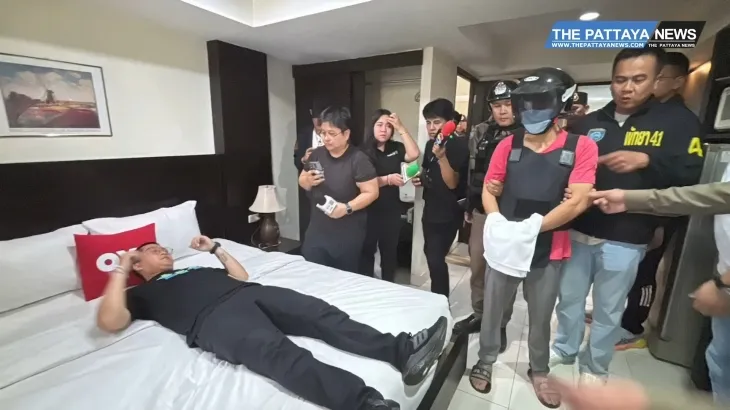 태국 파타야의 한 임대아파트에서 트랜스젠더 여성을 살해하고 시신을 잔혹하게 훼손한 혐의를 받는 중국인 남성(분홍색 상의)이 사건 현장에서 경찰과 함께 범행을 재연하고 있다. 유튜브 파타야 뉴스 캡처