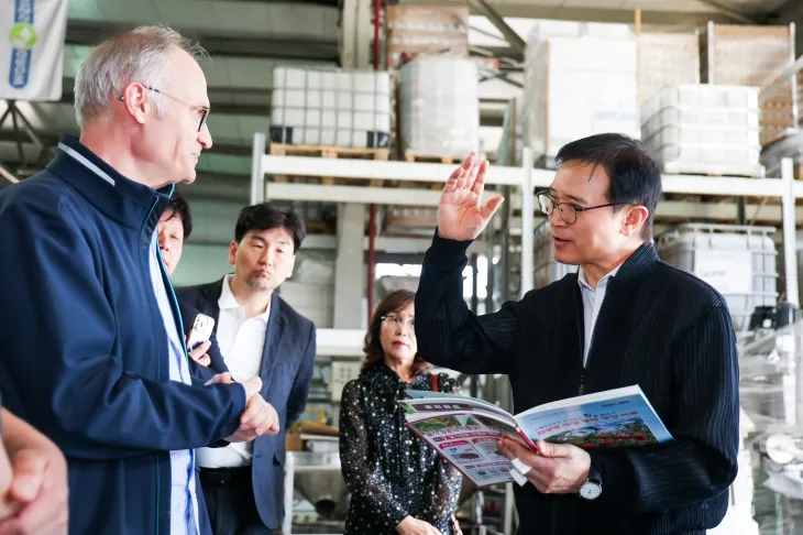 임태희 경기도교육감 25일(현지 시각) 향후 경기 다문화 학생이 전문 기술을 습득하는 기술 현장을 찾아 관계자로부터 설명을 듣고 있다. (경기도교육청 제공)