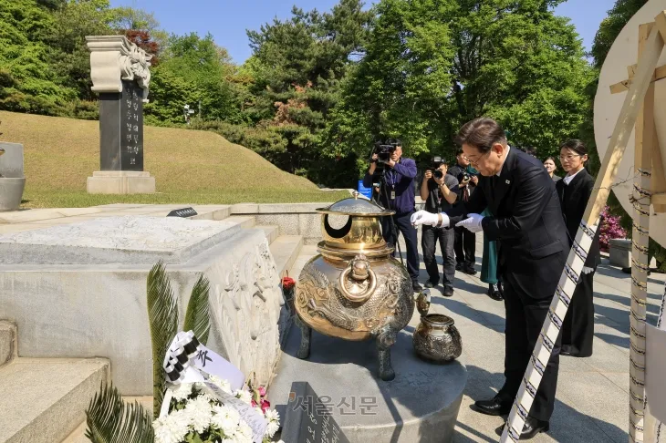 이재명 더불어민주당 대선 후보가 28일 오전 서울 동작구 현충원 박정희 전 대통령 묘역을 참배하고 있다. 2025.4.28 안주영 전문기자