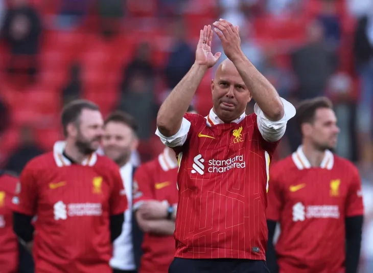 아르네 슬롯 리버풀 감독이 28일(한국시간) 영국 리버풀의 안필드에서 열린 2024~25 EPL 34라운드 토트넘과의 홈 경기에서 5-1로 승리하고 우승을 확정한 뒤 기뻐하고 있다. 로이터 연합뉴스