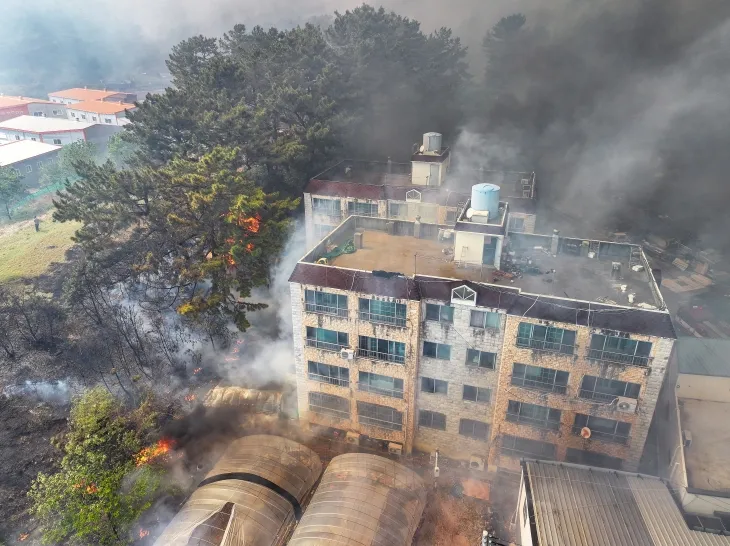 28일 오후 2시 1분쯤 대구 북구 노곡동 함지산에서 발생한 산불이 인근인 조야동 민가까지 확산하고 있다. 2025.4.28 연합뉴스