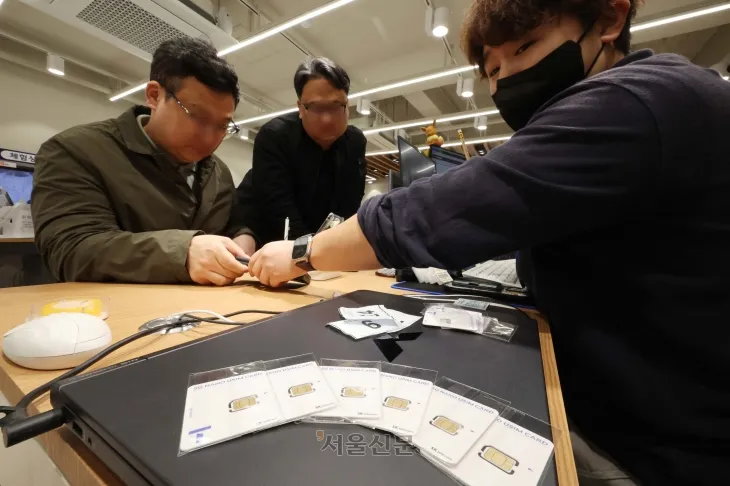서울 중구 SK텔레콤 대리점에서 가입자가 유심을 교체하고 있다. 2025.4.28 홍윤기 기자