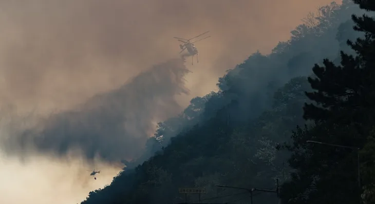 28일 오후 2시 1분께 대구 북구 노곡동 함지산에서 발생한 산불이 확산하는 가운데 헬기가 산불을 끄고 있다. 2025.4.28. 연합뉴스