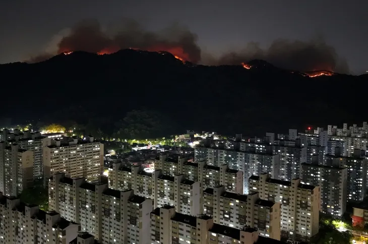 야간에도 확산하는 대구 북구 산불
