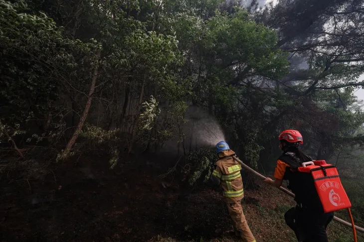 28일 오후 2시 1분쯤 대구 북구 노곡동 함지산에서 산불이 발생한 가운데 소방관들이 민가 주변으로 번진 산불을 끄고 있다. 2025.4.28. 연합뉴스