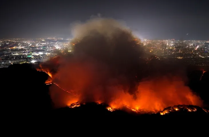 민가 위협하는 대구 함지산 산불… 강풍에 밤새 진화 난항