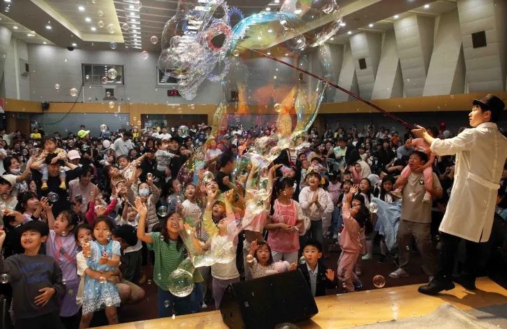 지난해 서울 도봉구 어린이날 행사에서 어린이들이 버블쇼를 관람하고 있다. 도봉구 제공