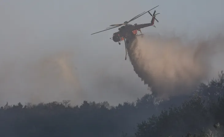 분주한 산불 진화 헬기