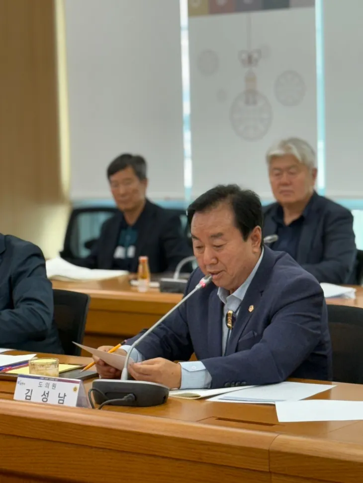 4월 28일, 김성남 의원이 포천시청에서 열린 ‘경기도의회-포천시 의정정책추진단 지역현안 정책정담회’에서 발언하고 있다.