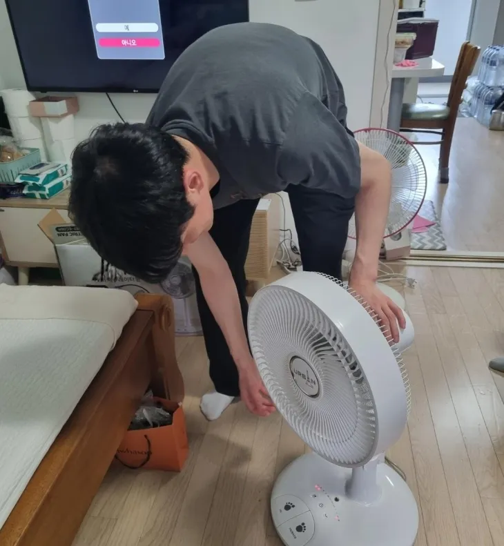 지난해 성동구가 옥탑방에 거주하는 주민들을 대상으로 선풍기를 지원하는 모습. 성동구 제공