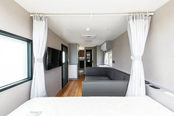 강원 인제 인북천 물빛테마공원 캠핑장 카라반 내부. 인제군 제공