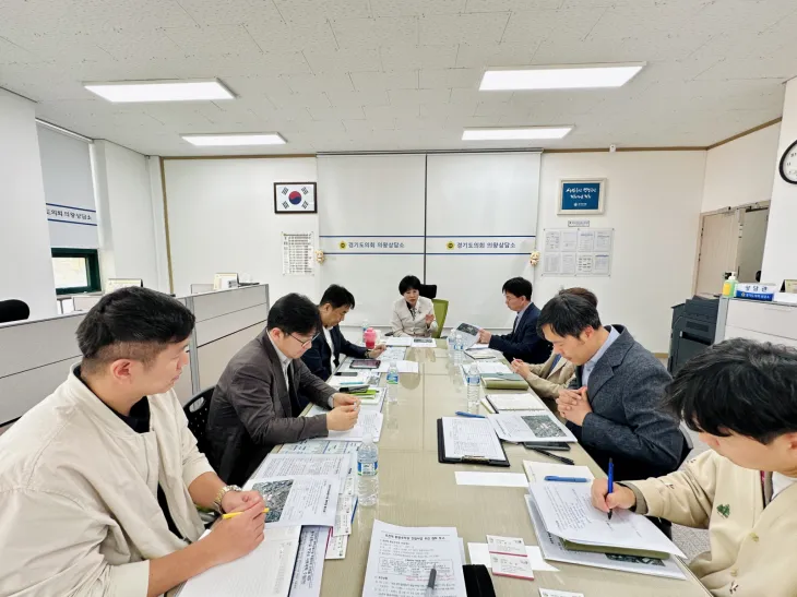 서성란 의원이 4월 28일, 경기도의회 의왕상담소에서 간담회를 열고 경기도 철도물류항만국 철도운영과, 의왕시 안전환경교통국 교통정책과 관계자들과 함께 의왕시 오전역 환승주차장 건립사업에 대한 논의를 하고 있다.