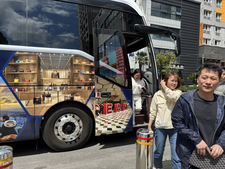 제주드림타워 복합리조트가 지역경제활성화 차원에서 지난 28일부터 제주시 누웨마루거리를 오가는 셔틀버스인 상생버스를 운영하고 있다. 롯데관광개발 제공