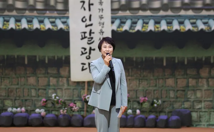 이혜숙 송파구의회 의장이 지난 26일 서울놀이마당에서 열린 ‘2025 송파 탈춤 페스티벌’에서 인사말을 하고 있다.