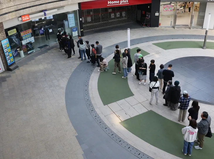 SKT 대리점 문 열기도 전에 모인 시민들