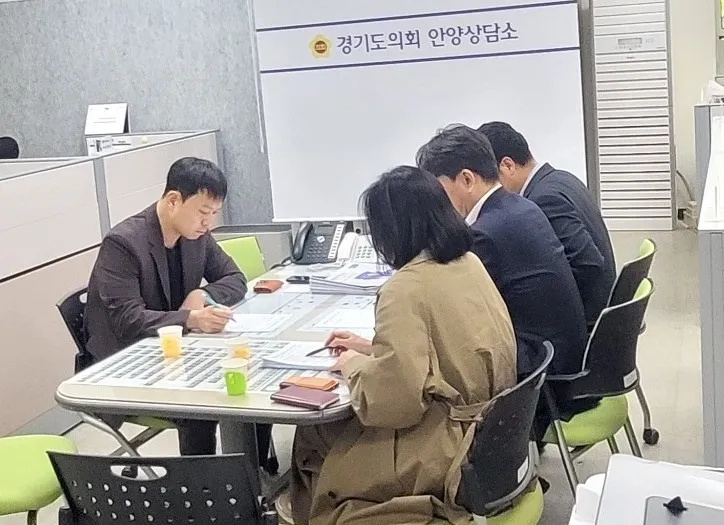 유영일 의원이 4월 28일, 도의회 안양시 상담소에서 주택정책과 및 경기주택도시공사(GH) 관계자로부터 ‘매입임대주택’ 지역편중 해소방안에 대한 업무보고를 받고 있다.