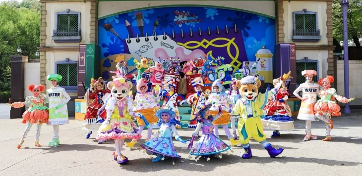 화려한 복장의 연기자들이 펼치는 ‘레니와 라라의 매지컬 스케치북’ 댄스 공연. 에버랜드 제공