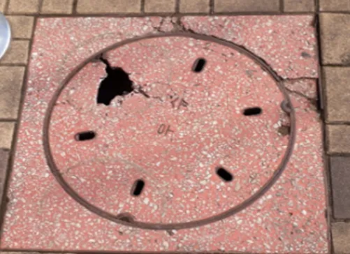 파손된 맨홀 뚜껑(수원시 제공)