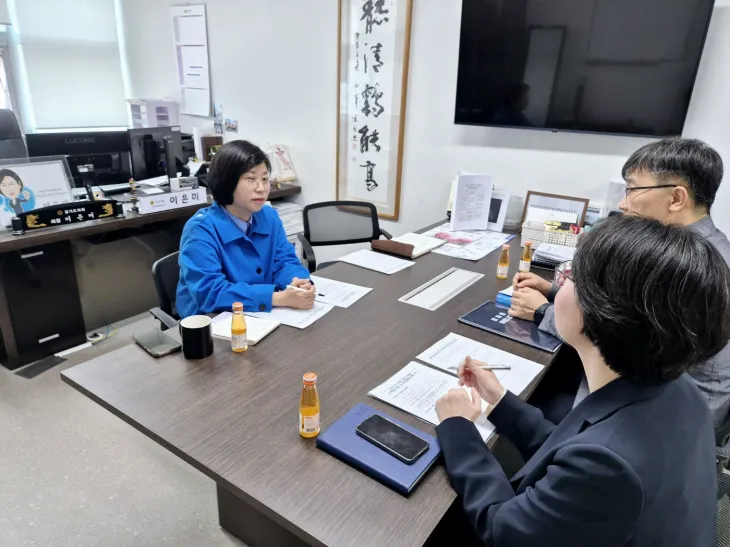이은미 의원이 4월 28일, 정담회를 열고 경기도 인권담당관과 함께 선감학원 피해자 지원 현황과 향후 개선 방향을 논의하고 있다.