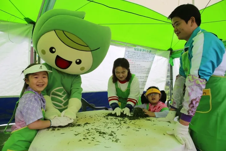 지난해 열린 보성다향대축제에서 관광객들이 차를 만들고 있다.