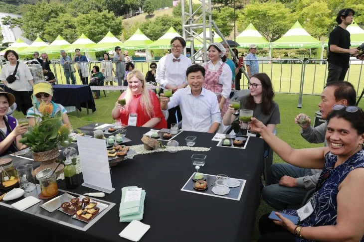김철우 보성군수와 관광객들이 보성다향대축제에서 오후의 차밭(그랜드 티파티)을 즐기고 있다. 사진은 지난해 모습.
