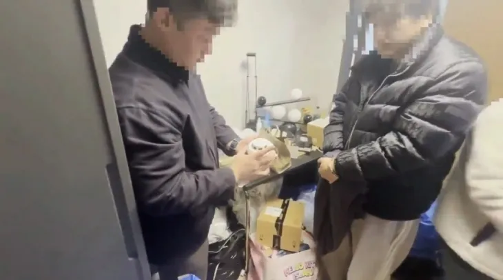 오피스텔에서 불법촬영한 영상을 게시, 판매한 피의자 압수수색 현장. 서울경찰청 제공