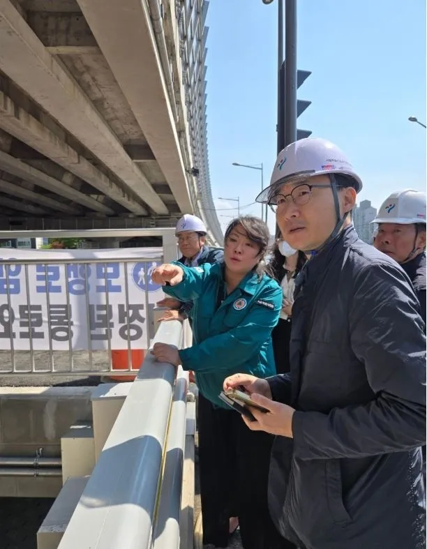 이은림 의원이 동부간선도로 노원교 진출램프 개통 전 현장을 방문해 공사 상황을 점검하고 있다.
