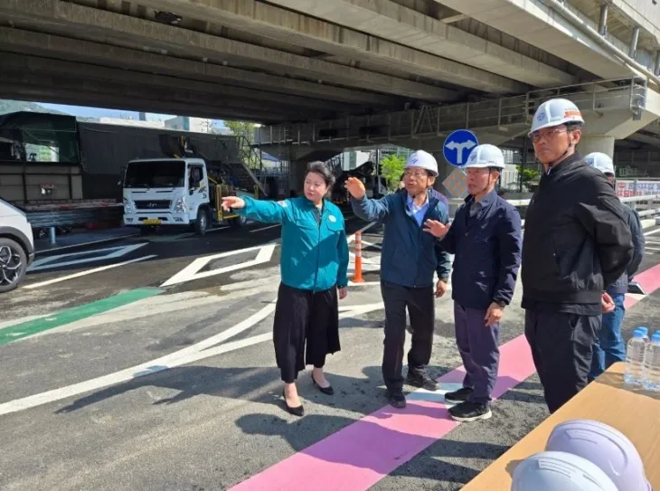 이은림 의원이 동부간선도로 노원교 진출램프 개통 전 현장을 방문해 공사 상황을 점검하고 있다.
