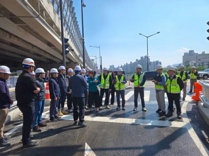 이은림 의원이 동부간선도로 노원교 진출램프 개통 전 현장에서 교통 안전대책 강화를 촉구하며 발언하고 있다.