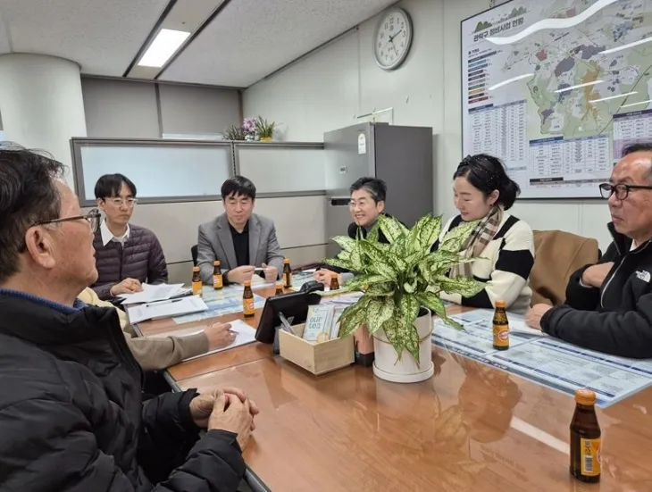 지난 1월 14일 관악구청에서 관계 부서와 주민들이 참여한 실무 간담회를 직접 주재하는 유정희 의원