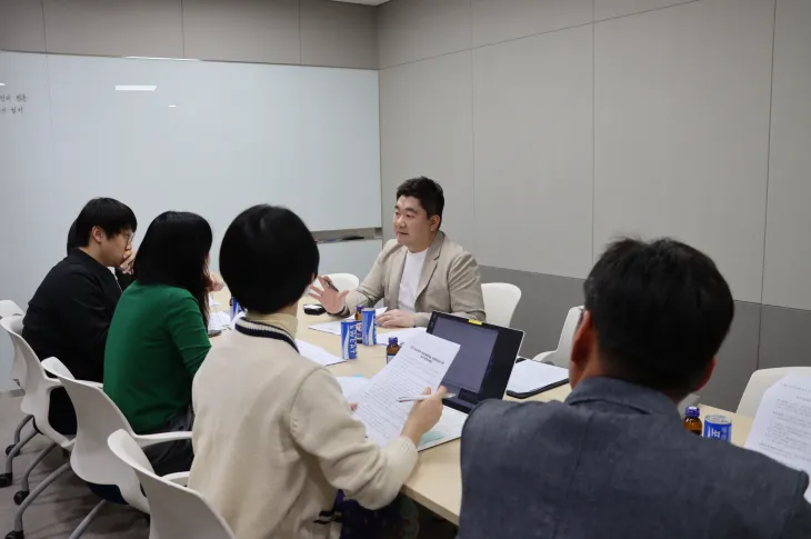 장한별 의원이 4월 28일, 경기도의회에서 경기교사노동조합, 경기도교원단체총연합회, 전국교직원노동조합 경기지부 등 경기도 교원 단체 관계자들과 함께 학교현장의 현장체험학습 보조인력 배치 관련 최적의 방안에 대해 논의하고 있다.