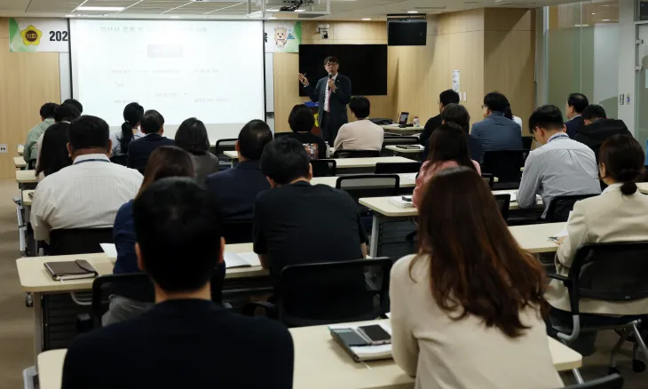 지방의회 예·결산 전문가인 지방재정연구소 한태식 소장이 ‘결산심사기법’이란 주제로 강의를 진행하고 있다.