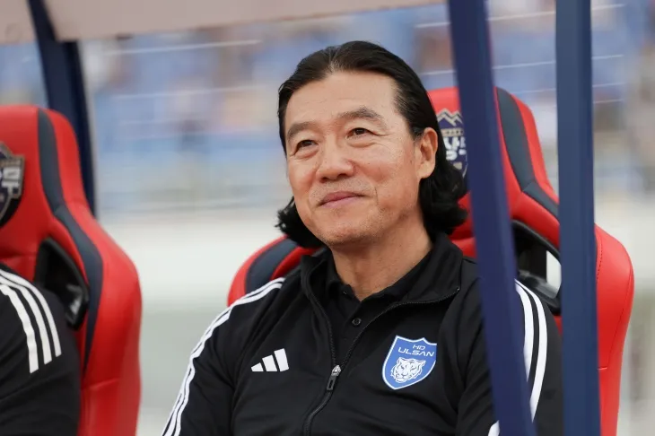 김판곤 울산 HD 감독이 27일 김천종합운동장에서 열린 2025 K리그1 10라운드 김천 상무와의 원정 경기를 지켜보고 있다. K리그 제공