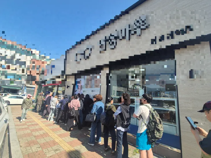 서울신문이 이날 오후 3시쯤 찾은 경기 연천군의  T월드(SK텔레콤 대리점)에는 60~80대 10여명 등 총 30여명이 줄을 서 있었다. 송현주 기자