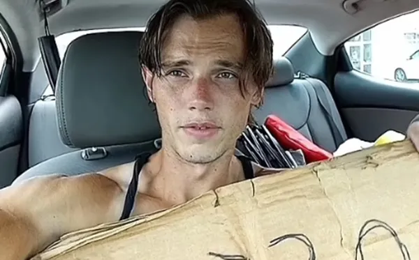 미국에서 구걸로 생계를 이어가는 한 남성이 잘생긴 외모로 화제가 되고 있는 가운데, 해당 남성이 “모델이나 연기에 관심이 없다. 나는 전문 거지”라고 밝힌 것으로 알려졌다. 틱톡 캡처