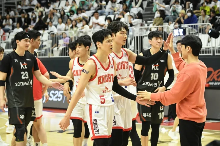 서울 SK 김선형과 안영준이 29일 수원 케이티아레나에서 열린 2024~25 프로농구 4강 플레이오프 4차전 수원 kt와의 원정 경기에서 승리한 뒤 기뻐하고 있다. KBL 제공