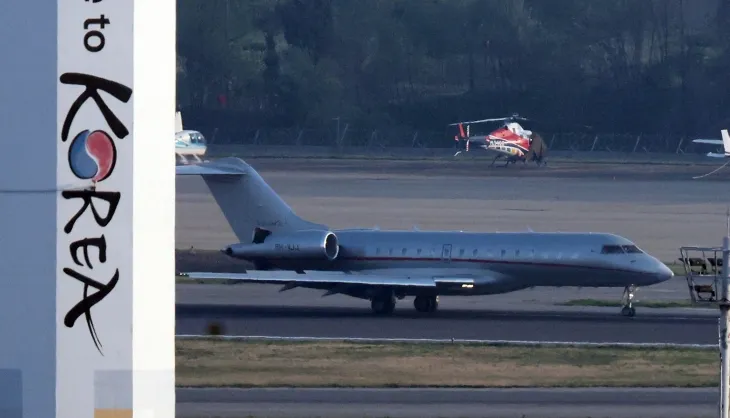 도널드 트럼프 미국 대통령의 장남 트럼프 주니어가 탑승한 항공기가 29일 서울 강서구 김포공항에 착륙하고 있다. 정용진 신세계그룹 회장의 초청으로 한국을 찾는 트럼프 주니어는 국내 주요 대기업 총수와 개별 면담을 가질 예정이다. 2025.4.29 연합뉴스